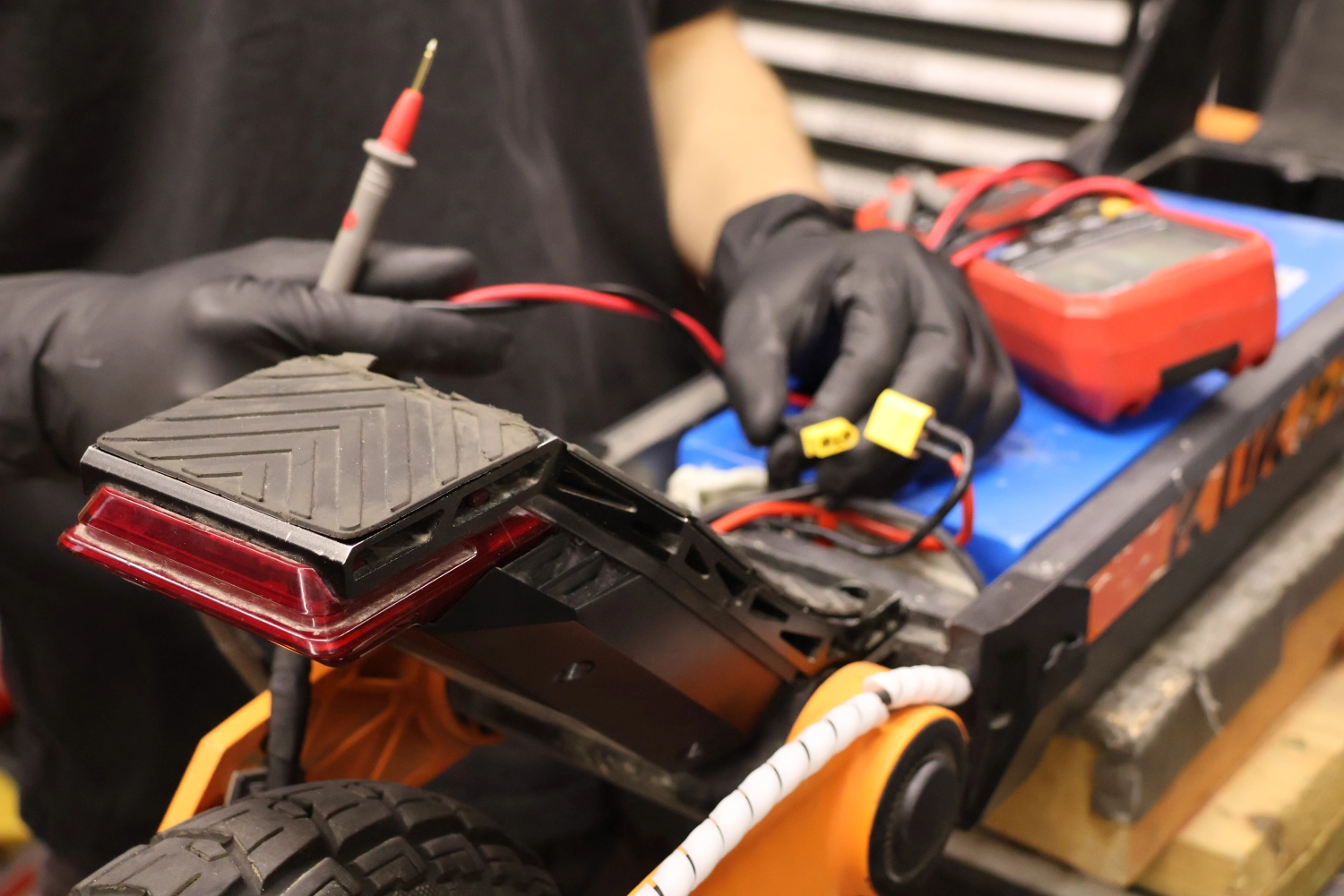 Jak ładować hulajnogę elektryczną?