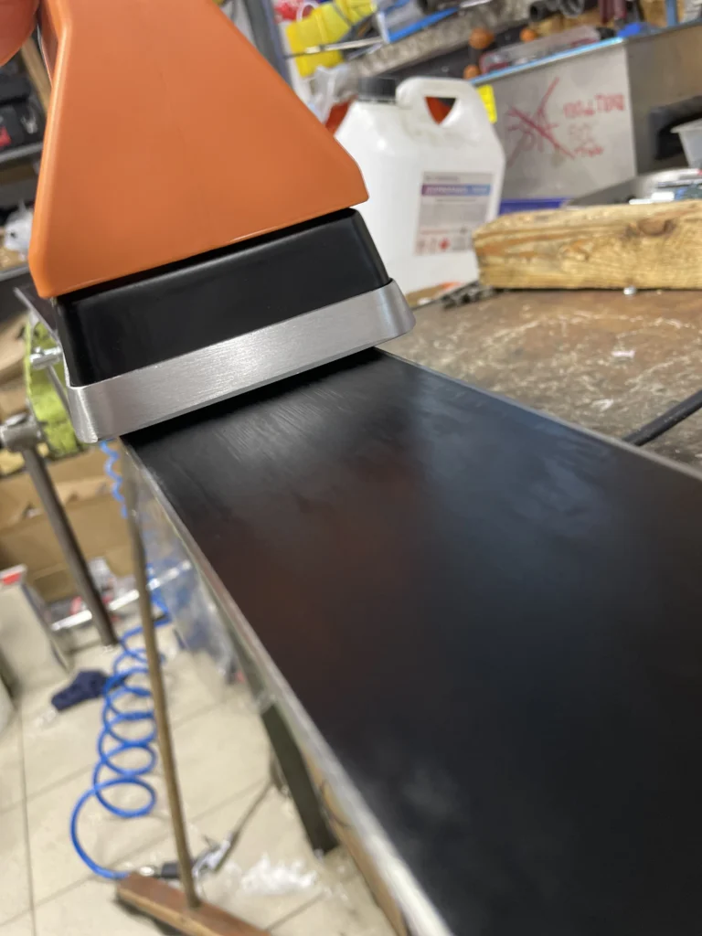 Żelazko maplus na ślizgu narcie, rozprowadza smar
